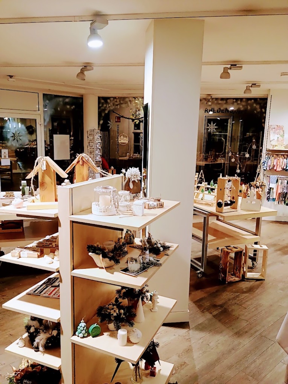 Regalturm mit Waren im Pop-up-Store in Rhede